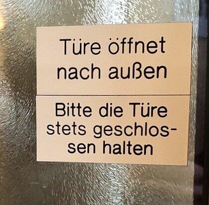 Laut Schild soll die Hoftür immer geschlossen sein. Laut Schild soll die Hoftür immer geschlossen sein.