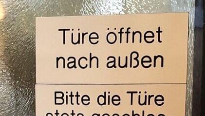 Laut Schild soll die Hoftür immer geschlossen sein. Laut Schild soll die Hoftür immer geschlossen sein.