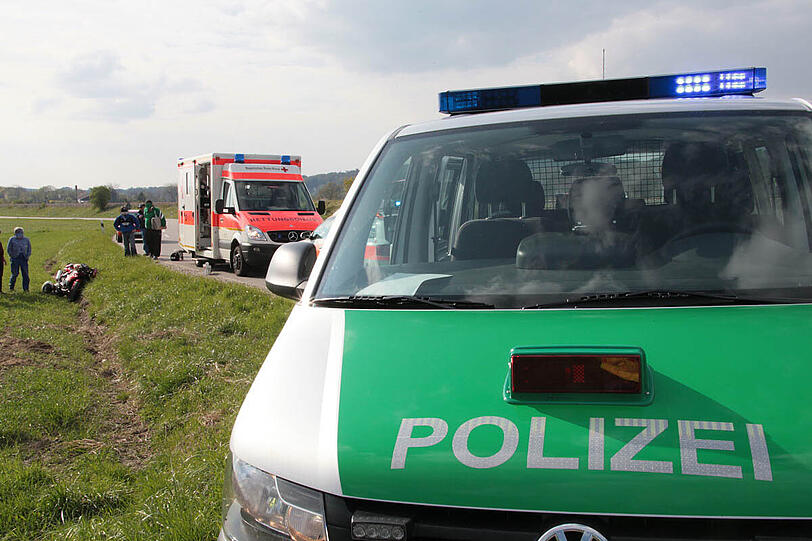 Zwischen Jettenbach und dem Garser Bahnhof im Landkreis Mühldorf ist am Samstag Nachmittag ein Motorradfahrer verletzt worden.