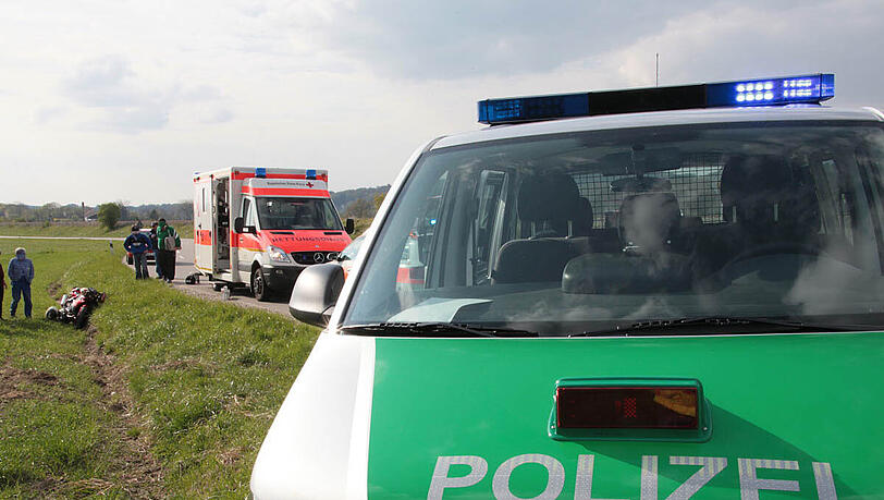 Zwischen Jettenbach und dem Garser Bahnhof im Landkreis Mühldorf ist am Samstag Nachmittag ein Motorradfahrer verletzt worden. Zwischen Jettenbach und dem Garser Bahnhof im Landkreis Mühldorf ist am Samstag Nachmittag ein Motorradfahrer verletzt worden.