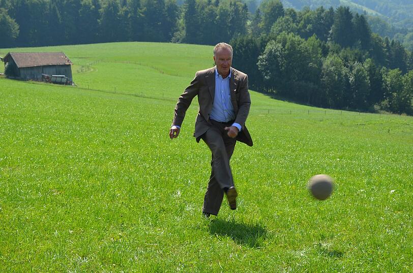 Trat sogar selbst ein paar historische Bälle: Karl-Heinz Rummenigge beim Landauer-Dreh in Samerberg &ndash; Die Bilder.