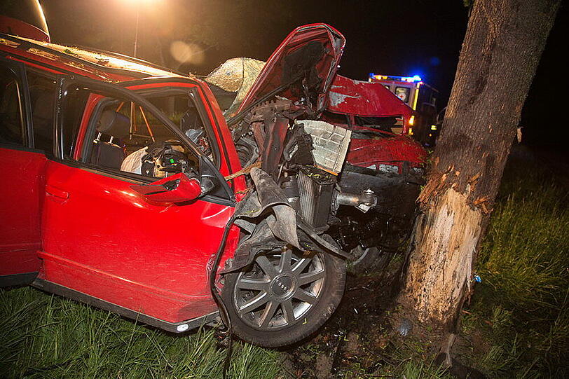 Der Fahrer musste anschließend mit lebensgefährlichen Verletzungen ins Krankenhaus gebracht werden.
