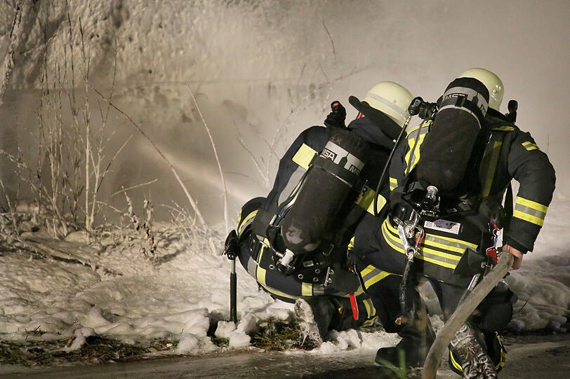 Schrecklicher Unfall auf der B15 bei Erding: Die Bilder vom Rettungseinsatz