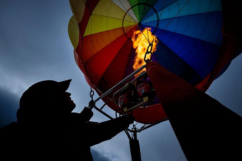 Unglücklich: Ein Heißluftballon hat sich in Brannenburg in den Bäumen verfangen.