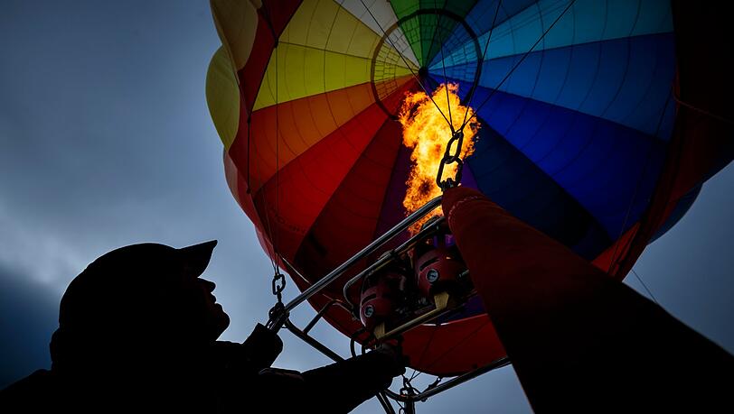 Unglücklich: Ein Heißluftballon hat sich in Brannenburg in den Bäumen verfangen.