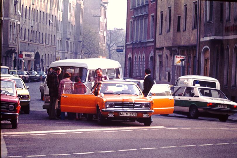Ein Unfall mit einem Ford Taunus an der Dreimühlenstraße im März 1977. Rechts: ein 5er BMW der Polizei.