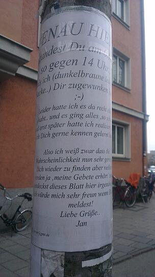 Mit diesem rührenden Aushang sucht ein junger Mann in Haidhausen nach dem oder der Unbekannten.