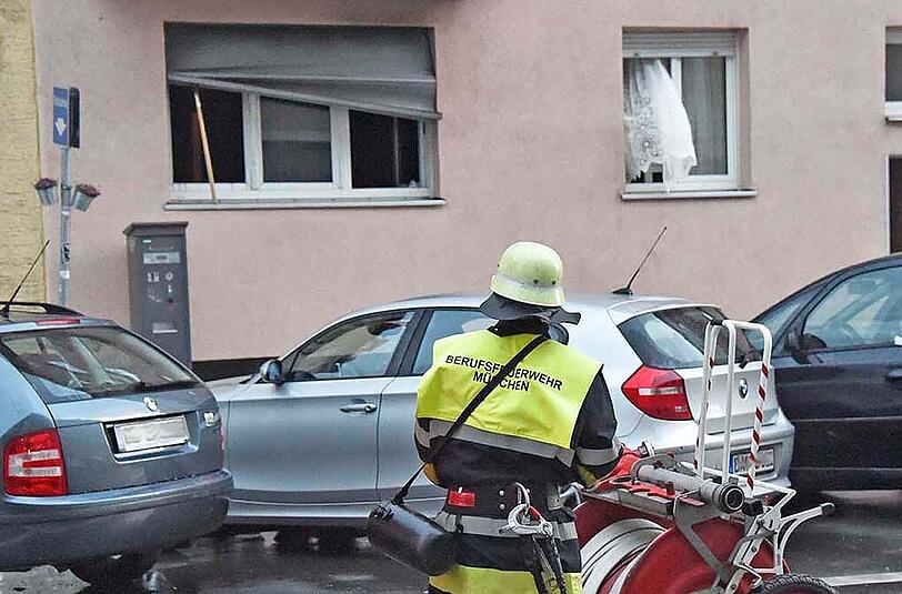 Aus diesem Fenster konnten sich Mutter und Sohn retten.