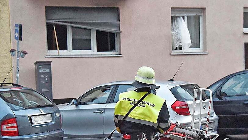Aus diesem Fenster konnten sich Mutter und Sohn retten. Aus diesem Fenster konnten sich Mutter und Sohn retten.