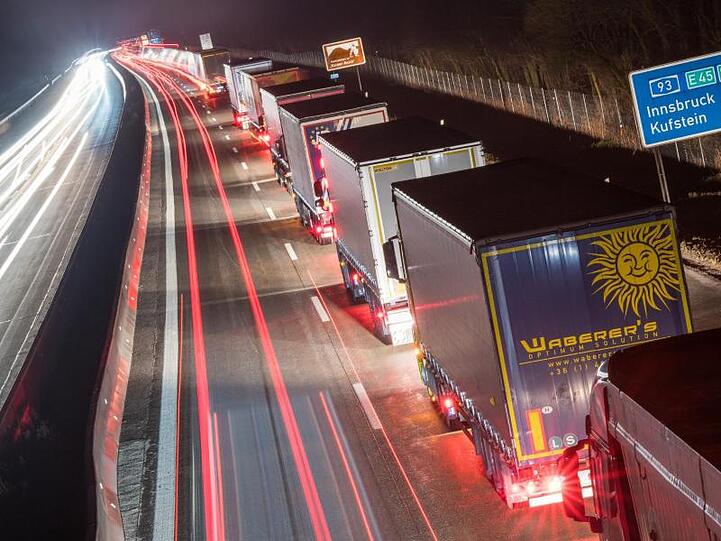 Lastwagen stehen auf der Autobahn A93 vor der bayerisch-österrreichischen Grenze im Stau. Foto: Peter Kneffel/Archiv