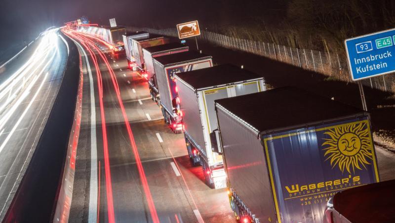 Lastwagen stehen auf der Autobahn A93 vor der bayerisch-österrreichischen Grenze im Stau. Foto: Peter Kneffel/Archiv Lastwagen stehen auf der Autobahn A93 vor der bayerisch-österrreichischen Grenze im Stau. Foto: Peter Kneffel/Archiv