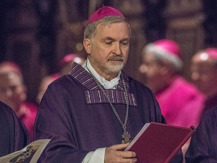 Bischof Gregor Maria Hanke beim Gottesdienst. Foto: Armin Weigel/dpa/Archivbild