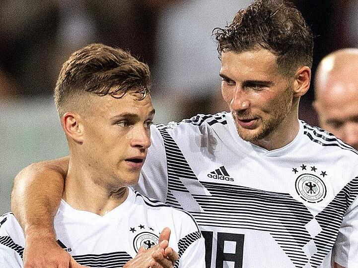 Joshua Kimmich (l) und Leon Goretzka starten die Initiative "We kick Corona" und spenden eine Million Euro".