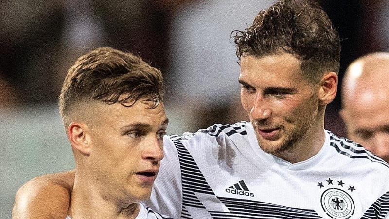 Joshua Kimmich (l) und Leon Goretzka starten die Initiative "We kick Corona" und spenden eine Million Euro". Joshua Kimmich (l) und Leon Goretzka starten die Initiative "We kick Corona" und spenden eine Million Euro".