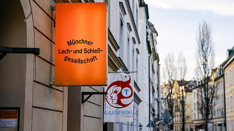 Der Eingang zur Lach- und Schießgesellschaft.