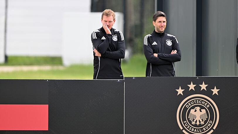 Julian Nagelsmann (l) will mit der Nationalmannschaft ins Finale der Nations League.