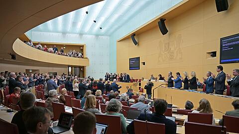 Die Opposition übt scharfe Kritik an der Staatsregierung.