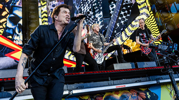 Frontmann Campino (l) und seine Band Die Toten Hosen starten auf dem Cannstatter Wasen den deutschen Auftakt ihrer Abschiedstour «Trink Aus! Wir Müssen Gehen - Tour 2026». +++ dpa-Bildfunk +++ Frontmann Campino (l) und seine Band Die Toten Hosen starten auf dem Cannstatter Wasen den deutschen Auftakt ihrer Abschiedstour «Trink Aus! Wir Müssen Gehen - Tour 2026». +++ dpa-Bildfunk +++
