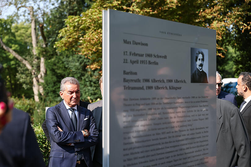 Michel Friedman steht bei einem Gedenken an der Außen-Ausstellung "Verstummte Stimmen" in der Nähe des Festspielhauses. Sie erinnert an jüdische Musikerinnen und Musiker, die von den Nationalsozialisten verfolgt wurden. Michel Friedman steht bei einem Gedenken an der Außen-Ausstellung "Verstummte Stimmen" in der Nähe des Festspielhauses. Sie erinnert an jüdische Musikerinnen und Musiker, die von den Nationalsozialisten verfolgt wurden.