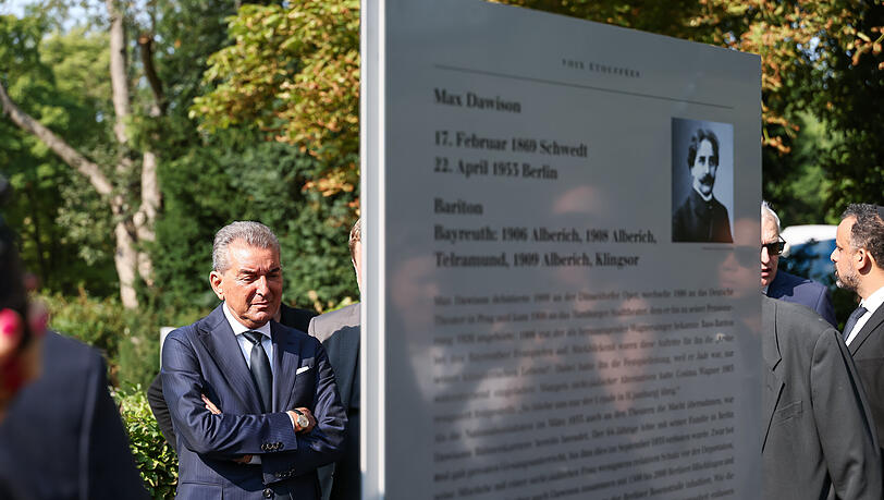 Michel Friedman steht bei einem Gedenken an der Außen-Ausstellung "Verstummte Stimmen" in der Nähe des Festspielhauses. Sie erinnert an jüdische Musikerinnen und Musiker, die von den Nationalsozialisten verfolgt wurden. Michel Friedman steht bei einem Gedenken an der Außen-Ausstellung "Verstummte Stimmen" in der Nähe des Festspielhauses. Sie erinnert an jüdische Musikerinnen und Musiker, die von den Nationalsozialisten verfolgt wurden.