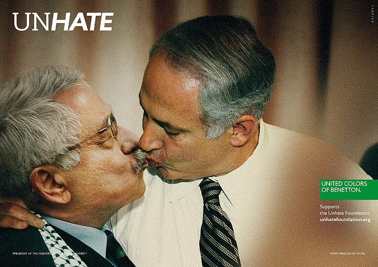 Selbst Palästinenserpräsident Mahmud Abbas und der israelische Ministerpräsident Benjamin Netanjahu geben sich einen Schmatz auf den Mund - in der Realität leider nahezu undenkbar.