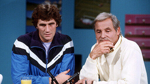 Und so sah "Das aktuelle Sportstudio" mit Valériens Moderation aus: In dieser Aufnahme aus dem Oktober 1983 schaut er sich gemeinsam mit dem Torwart Jean-Marie Pfaff (l.) eine Spielszene auf einem Bildschirm an. Und so sah "Das aktuelle Sportstudio" mit Valériens Moderation aus: In dieser Aufnahme aus dem Oktober 1983 schaut er sich gemeinsam mit dem Torwart Jean-Marie Pfaff (l.) eine Spielszene auf einem Bildschirm an.