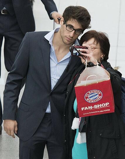 Für ein kleines Fan-Foto hat Javi Martinez noch Zeit.