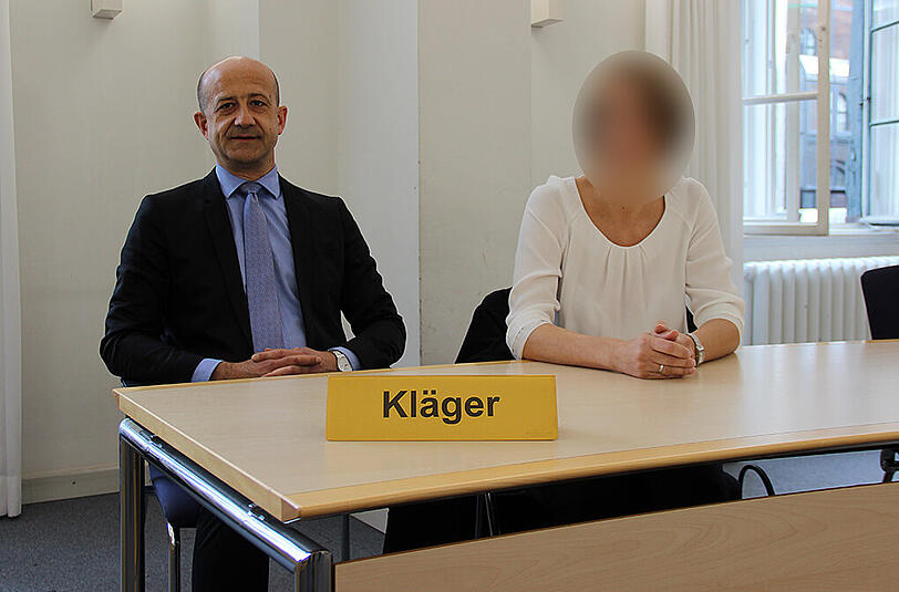 Möchte unerkannt bleiben: Ellen P. mit Fachanwalt Gerold Stoll.
