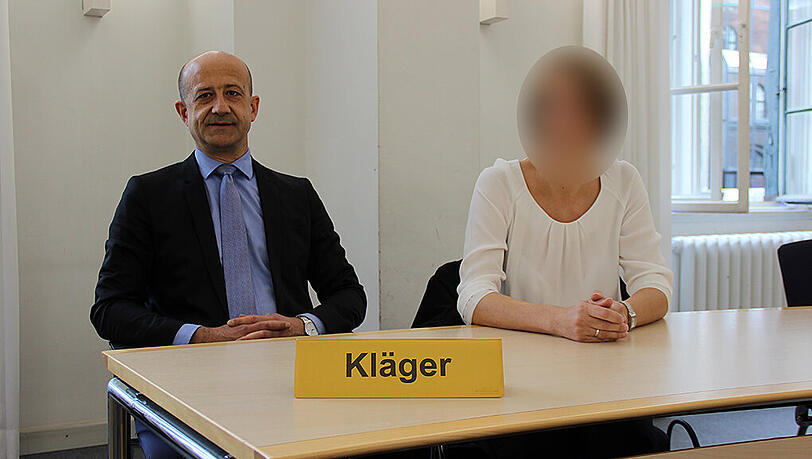 Möchte unerkannt bleiben: Ellen P. mit Fachanwalt Gerold Stoll. Möchte unerkannt bleiben: Ellen P. mit Fachanwalt Gerold Stoll.