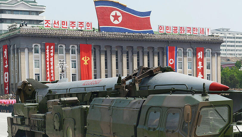 Eine ballistische Rakete des Typs «Scud» wird im Juli 2013 während einer Militärparade in Pjöngjang, Nordkorea, präsentiert. Ungeachtet mehrerer UN-Resolutionen hat Nordkorea erneut eine ballistische Rakete abgefeuert. Eine ballistische Rakete des Typs «Scud» wird im Juli 2013 während einer Militärparade in Pjöngjang, Nordkorea, präsentiert. Ungeachtet mehrerer UN-Resolutionen hat Nordkorea erneut eine ballistische Rakete abgefeuert.