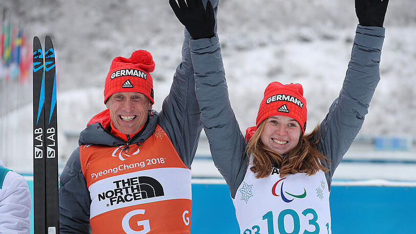Die sehbehinderte Clara Klug gewinnt Bronze bei den Paralympics und trägt die deutsche Fahne bei der Abschlussfeier.