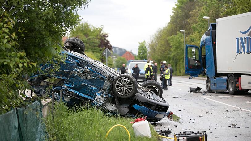 Bei einem Frontalcrash mit einem Lkw kam ein 18-jähriger Autofahrer in Trostberg ums Leben.