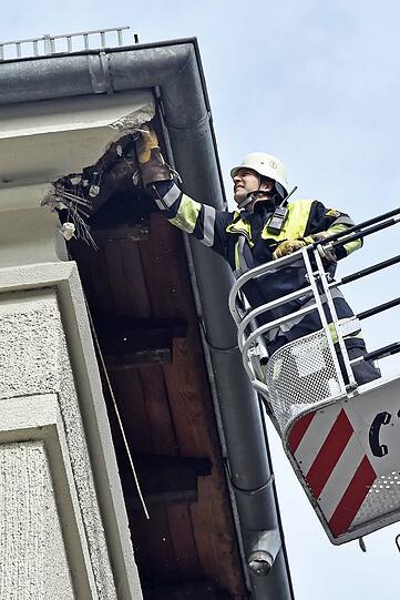 In der Kapuzinerstraße sind Teile eines Hausdachs einfach auf die Straße gefallen.
