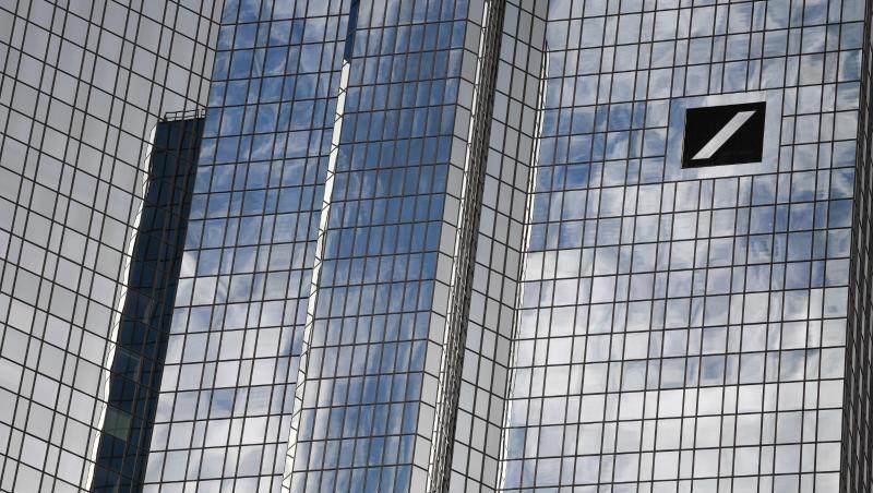 Wolken spiegeln sich in der Fassade der Zentrale der Deutschen Bank im Frankfurter Bankenviertel. Wolken spiegeln sich in der Fassade der Zentrale der Deutschen Bank im Frankfurter Bankenviertel.