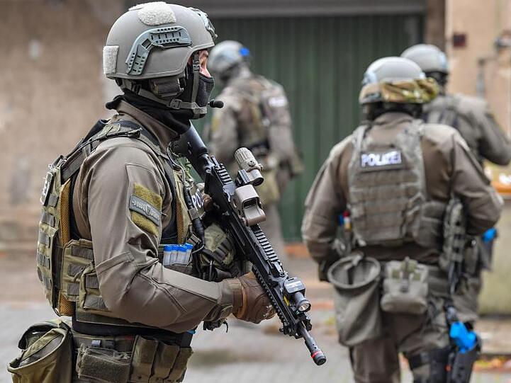 Ehemalige und ein aktiver SEK-Beamter sind in Mecklenburg-Vorpommern verhaftet worden.