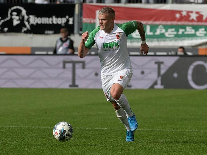 Augsburgs Philipp Max spielt den Ball. Foto: Stefan Puchner/dpa/Archivbild