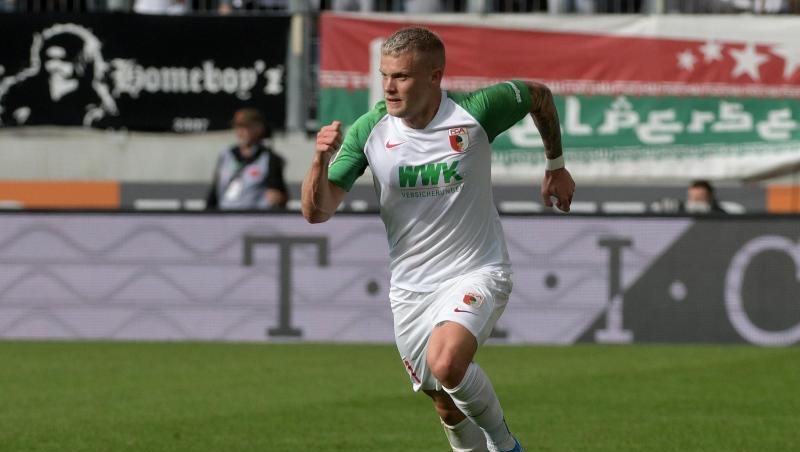 Augsburgs Philipp Max spielt den Ball. Foto: Stefan Puchner/dpa/Archivbild Augsburgs Philipp Max spielt den Ball. Foto: Stefan Puchner/dpa/Archivbild