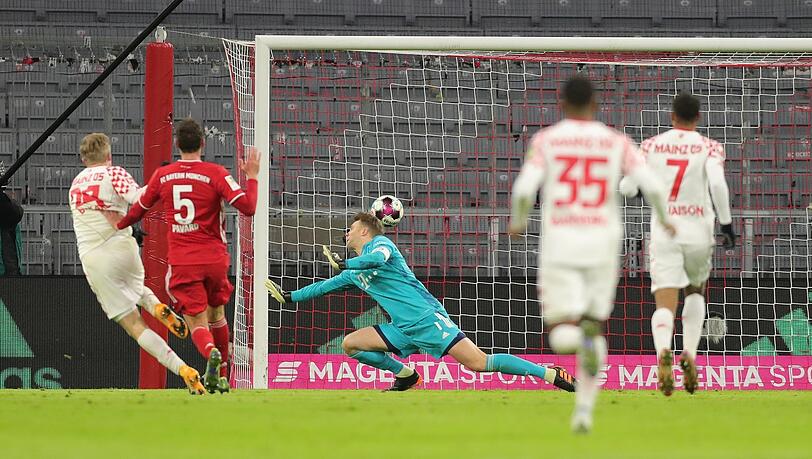 3. Januar 2021: Jonathan Burkardt (l.) überwindet Welttorhüter und Bayern-Kapitän Manuel Neuer (r.) zum 1:0 für Tabellenschlusslicht Mainz 05. Am Ende setzen sich die Münchner doch noch mit 5:2 durch.