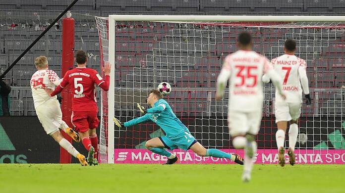 3. Januar 2021: Jonathan Burkardt (l.) überwindet Welttorhüter und Bayern-Kapitän Manuel Neuer (r.) zum 1:0 für Tabellenschlusslicht Mainz 05. Am Ende setzen sich die Münchner doch noch mit 5:2 durch.