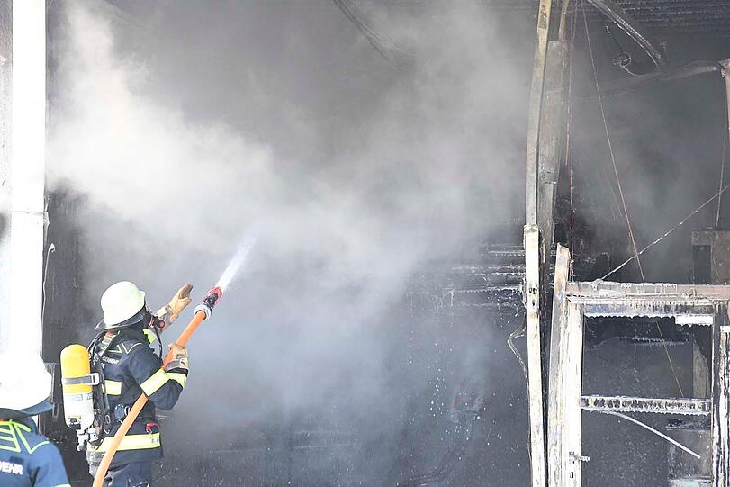 Die Feuerwehr bekam das Feuer in der Autowerkstatt zügig unter Kontrolle.