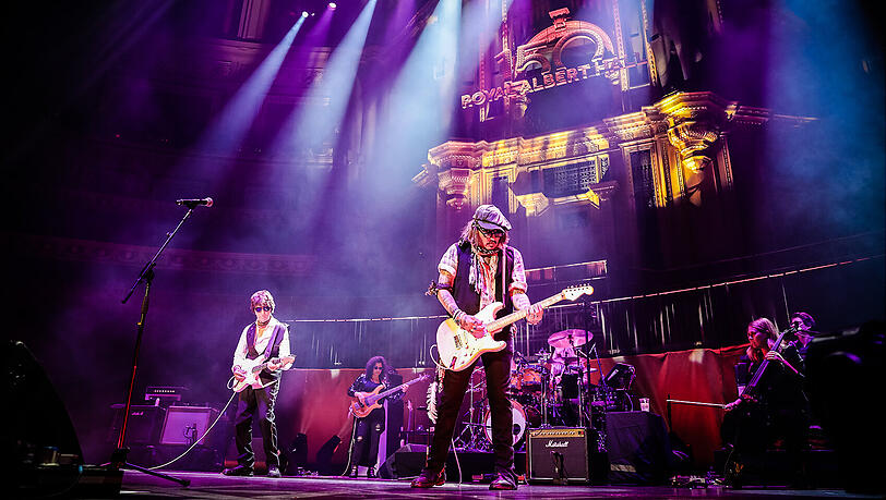 Der britische Gitarrist Jeff Beck und US-Schauspieler Johnny Depp beim Auftritt in der Royal Albert Hall. Der britische Gitarrist Jeff Beck und US-Schauspieler Johnny Depp beim Auftritt in der Royal Albert Hall.