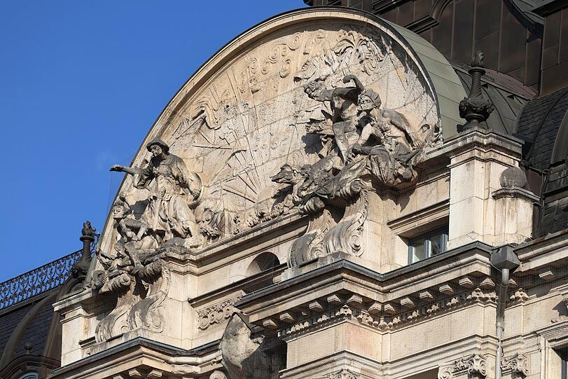 Ein herrlicher gründerzeitlicher Giebel am Lenbachplatz.