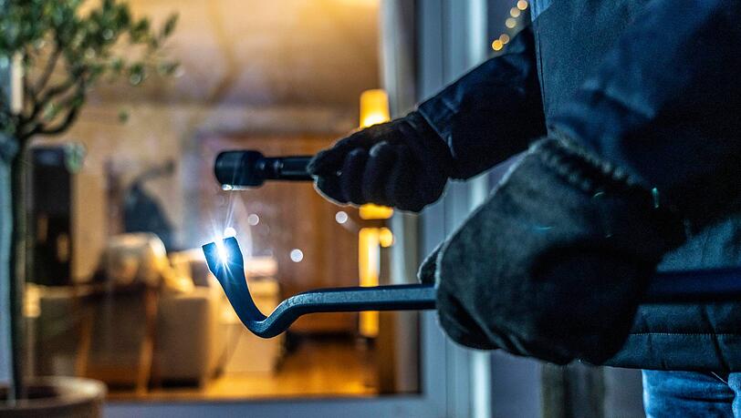 Die beiden Täter gingen bei ihrem Raubzug mit großer Gewalt vor. (Symbolbild)