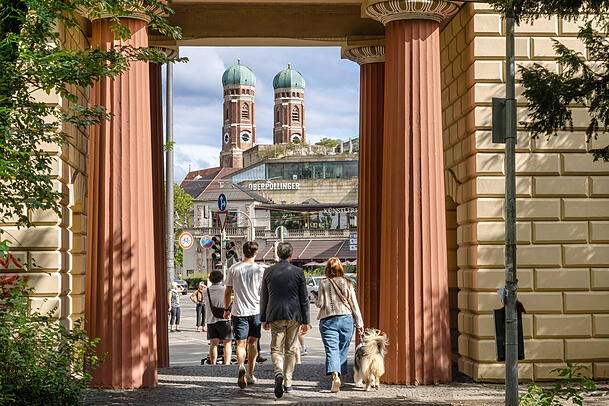 Vom Alten Botanischen Garten ist die Frauenkirche nur einen kurzen Spaziergang entfernt. M&uuml;nchen ist f&uuml;r leidenschaftliche Fu&szlig;g&auml;nger die perfekte Stadt zum Umherschlendern und Flanieren. Marko Roeske hat in seinem Buch "Zu Fu&szlig; durch M&uuml;nchen" deshalb zw&ouml;lf Spazierg&auml;nge zusammengetragen, die jeden Ausflug durch unsere wundersch&ouml;ne Stadt bereichern.