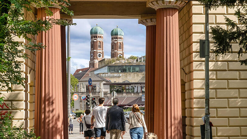 Vom Alten Botanischen Garten ist die Frauenkirche nur einen kurzen Spaziergang entfernt. München ist für leidenschaftliche Fußgänger die perfekte Stadt zum Umherschlendern und Flanieren. Marko Roeske hat in seinem Buch "Zu Fuß durch München" deshalb zwölf Spaziergänge zusammengetragen, die jeden Ausflug durch unsere wunderschöne Stadt bereichern. Vom Alten Botanischen Garten ist die Frauenkirche nur einen kurzen Spaziergang entfernt. München ist für leidenschaftliche Fußgänger die perfekte Stadt zum Umherschlendern und Flanieren. Marko Roeske hat in seinem Buch "Zu Fuß durch München" deshalb zwölf Spaziergänge zusammengetragen, die jeden Ausflug durch unsere wunderschöne Stadt bereichern.