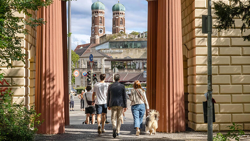 Vom Alten Botanischen Garten ist die Frauenkirche nur einen kurzen Spaziergang entfernt. München ist für leidenschaftliche Fußgänger die perfekte Stadt zum Umherschlendern und Flanieren. Marko Roeske hat in seinem Buch "Zu Fuß durch München" deshalb zwölf Spaziergänge zusammengetragen, die jeden Ausflug durch unsere wunderschöne Stadt bereichern. Vom Alten Botanischen Garten ist die Frauenkirche nur einen kurzen Spaziergang entfernt. München ist für leidenschaftliche Fußgänger die perfekte Stadt zum Umherschlendern und Flanieren. Marko Roeske hat in seinem Buch "Zu Fuß durch München" deshalb zwölf Spaziergänge zusammengetragen, die jeden Ausflug durch unsere wunderschöne Stadt bereichern.