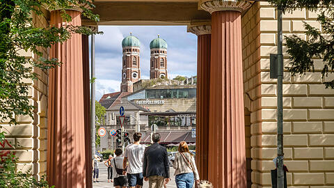 Vom Alten Botanischen Garten ist die Frauenkirche nur einen kurzen Spaziergang entfernt. München ist für leidenschaftliche Fußgänger die perfekte Stadt zum Umherschlendern und Flanieren. Marko Roeske hat in seinem Buch "Zu Fuß durch München" deshalb zwölf Spaziergänge zusammengetragen, die jeden Ausflug durch unsere wunderschöne Stadt bereichern.