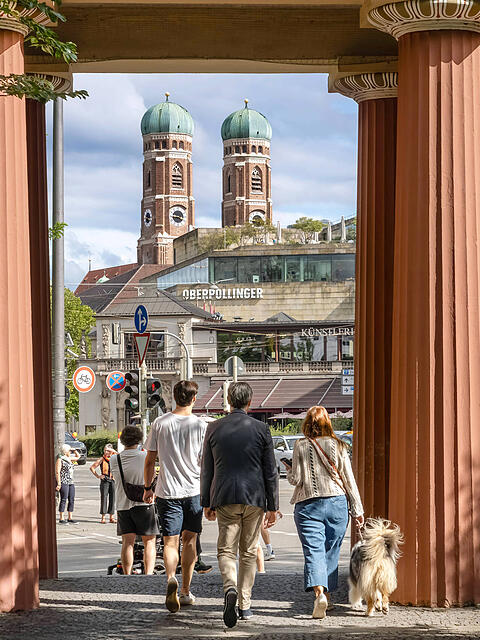 Vom Alten Botanischen Garten ist die Frauenkirche nur einen kurzen Spaziergang entfernt. M&uuml;nchen ist f&uuml;r leidenschaftliche Fu&szlig;g&auml;nger die perfekte Stadt zum Umherschlendern und Flanieren. Marko Roeske hat in seinem Buch "Zu Fu&szlig; durch M&uuml;nchen" deshalb zw&ouml;lf Spazierg&auml;nge zusammengetragen, die jeden Ausflug durch unsere wundersch&ouml;ne Stadt bereichern.