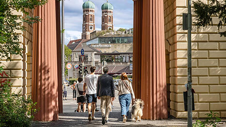 Vom Alten Botanischen Garten ist die Frauenkirche nur einen kurzen Spaziergang entfernt. M&uuml;nchen ist f&uuml;r leidenschaftliche Fu&szlig;g&auml;nger die perfekte Stadt zum Umherschlendern und Flanieren. Marko Roeske hat in seinem Buch "Zu Fu&szlig; durch M&uuml;nchen" deshalb zw&ouml;lf Spazierg&auml;nge zusammengetragen, die jeden Ausflug durch unsere wundersch&ouml;ne Stadt bereichern.