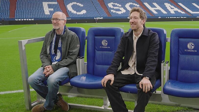 Peter Lohmeyer (li.) muss wegen seines Sohnes Louis Klamroth im Schalke-Stadion leiden.